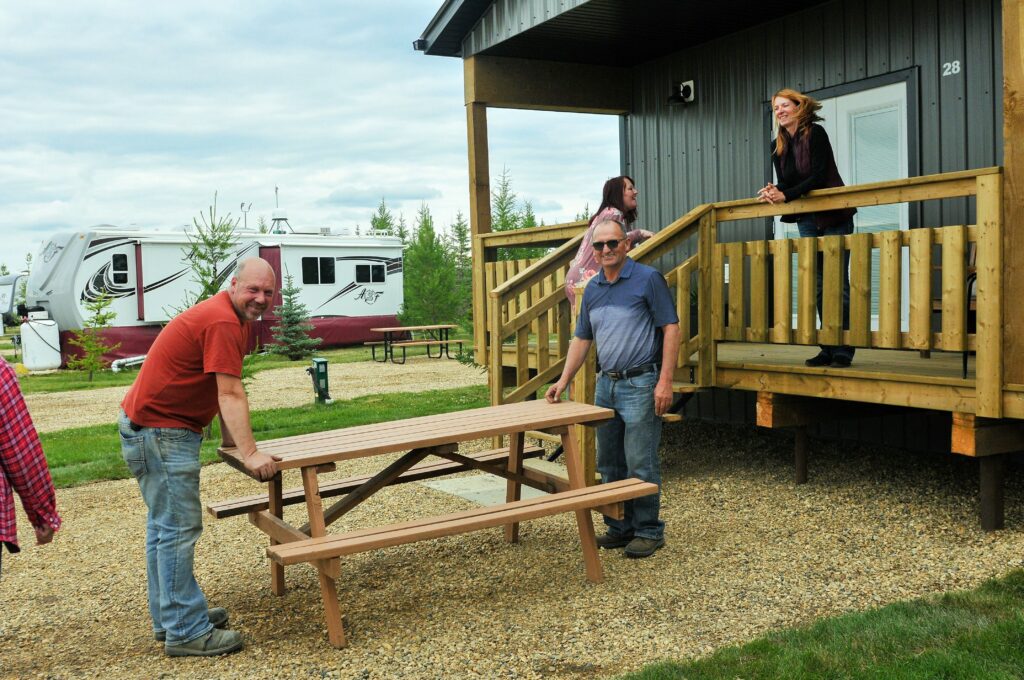 picnic-table-front-team-moving 